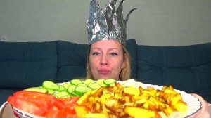 Мукбанг картошка жареная на сале, овощи. Царевна Яна вещает о сале. Еда вкуснота.