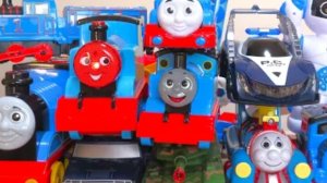 Различные игрушки паровозиков Томас. Изучаем с детьми, вставляем батарейки. #дети #видеодлядетей