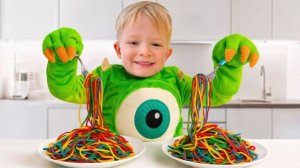 Адам и Оливер играют в кафе