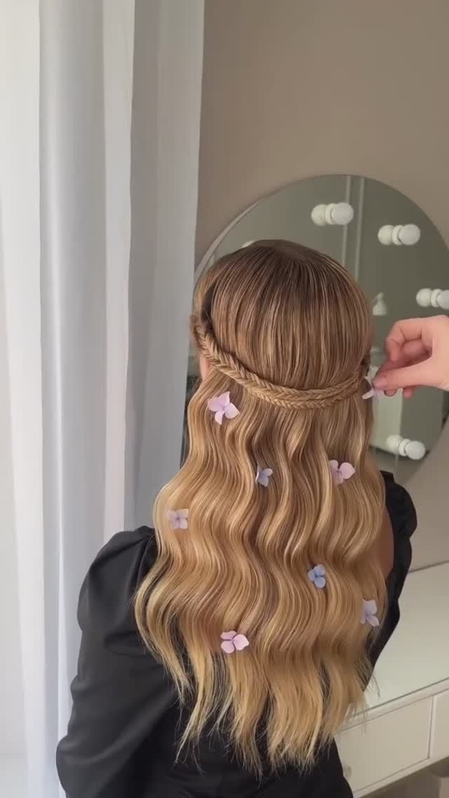 Самая нежная весенняя укладка на 8е марта #прическа #укладка #волосы #локоны #мальвинка
