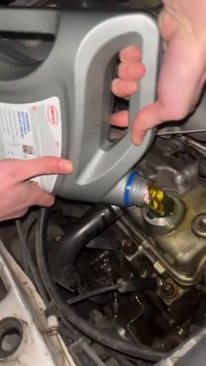 Как залить масло в двигатель