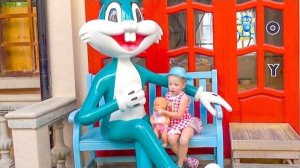 Дети едут в развлекательный супер парк