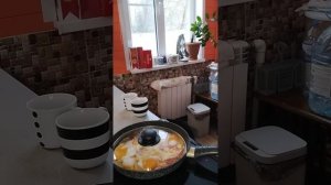 просто делаю завтрак яичницу с помидорами и немного знакомимся .