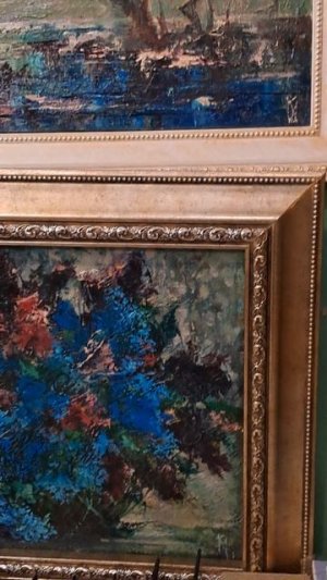 Лавка сувениров- здесь в наличии много картин на продажу