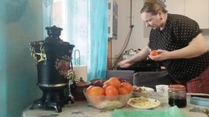 ГОТОВИМ УЖИН С ПОМОЩНИКОМ , СОСИСКИ В ТЕСТЕ, КУРИЦА, САЛАТ/ПАПА ЗАНИМАЕТСЯ...