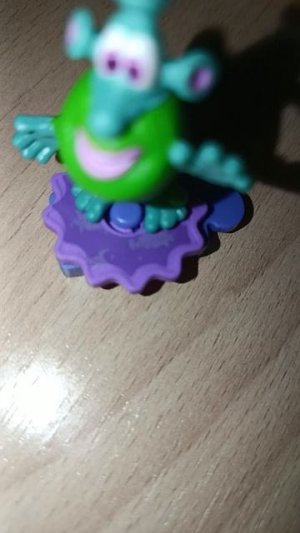 Свечу наклейку в темноте #киндерсюрприз #буба #бубаsora #карусельсвиняха #кувырок