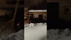 Снежная лавина с крыши.