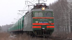 "Гибрид". ВЛ11.8-709 А/714 Б с грузовым поездом прибывает на станцию Егоршино
