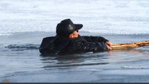 Спасатель дал советы при провале под лед