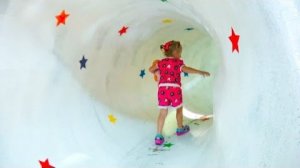 Дети развлекаются в музее с горками и игрушками