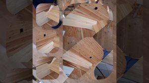 1000049596.mp4 (Собака наблюдает за устройством лестницы на 2-ой этаж в доме А-фрейм)