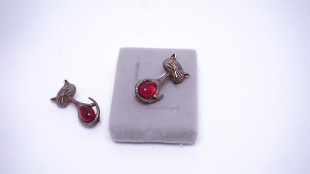 Брошь "Кот стильный" янтарь бронза брошка котик 4059 Хорошие Вещи