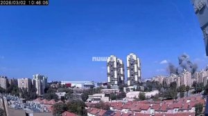 СМИ публикуют новые кадры падения иранской ракеты в израильском городе Беэр-Шеву.