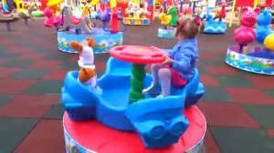 Детская площадка и как Макс ходит разговаривает сам Игрушки для детей во влоге [get.gt]