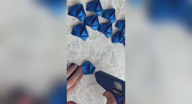 Розы из атласной ленты