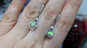 Опалы, серебро.