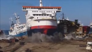 ТОП-5 кораблей, столкнувшихся с берегом