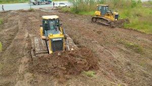 Ювелирная работа! Бульдозер Shantui расширяет дорогу на крутом склоне