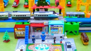 Поезда! Детская огромная железная дорога! Давай играть вместе!