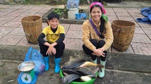 Деревенские брат с сестрой осушают заброшенный пруд и ловят крупных карпов и окуней на продажу