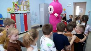 Лабубу пришла в детский сад поздравлять именинницу.