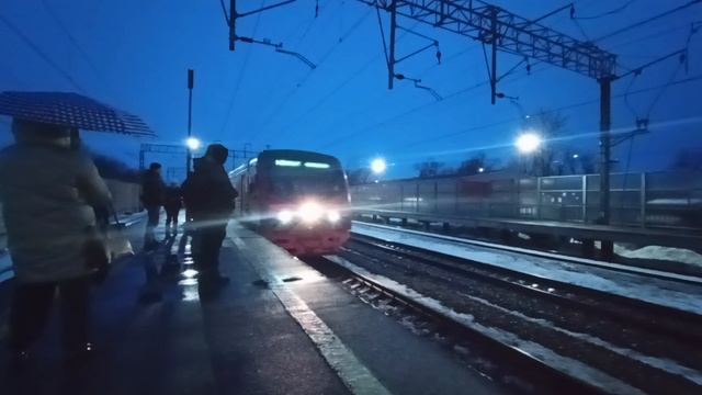 Электричка прибывает на станцию Кикерино