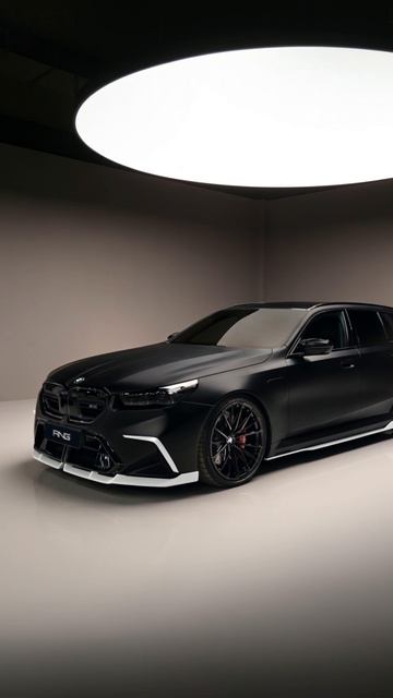 BMW M5 G99 в матово-черной пленке, с обвесом кузова и коваными дисками от RNG Design.