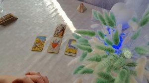 Почему он сам первым не выходит с тобой на связь❓