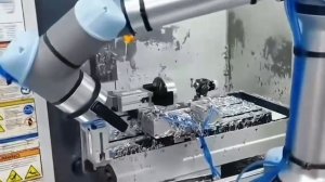 Устройство автоматической смены заготовок снимает обработанную деталь и устанавливают новую