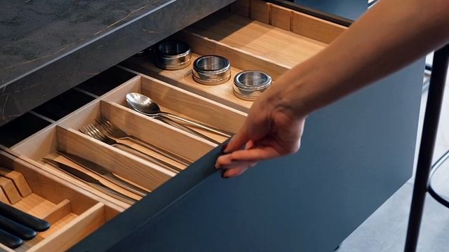 Современные образцы кухни и гардеробов в салоне Giulia Novars Таганка