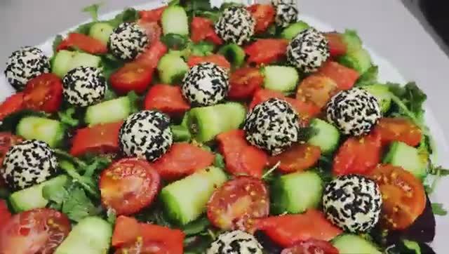 Легкий салат с рыбой, овощами и сырными шариками в кунжуте 🥗🐟✨