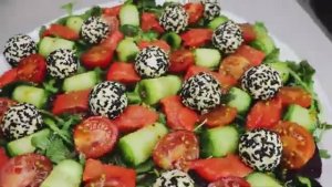 Легкий салат с рыбой, овощами и сырными шариками в кунжуте 🥗🐟✨