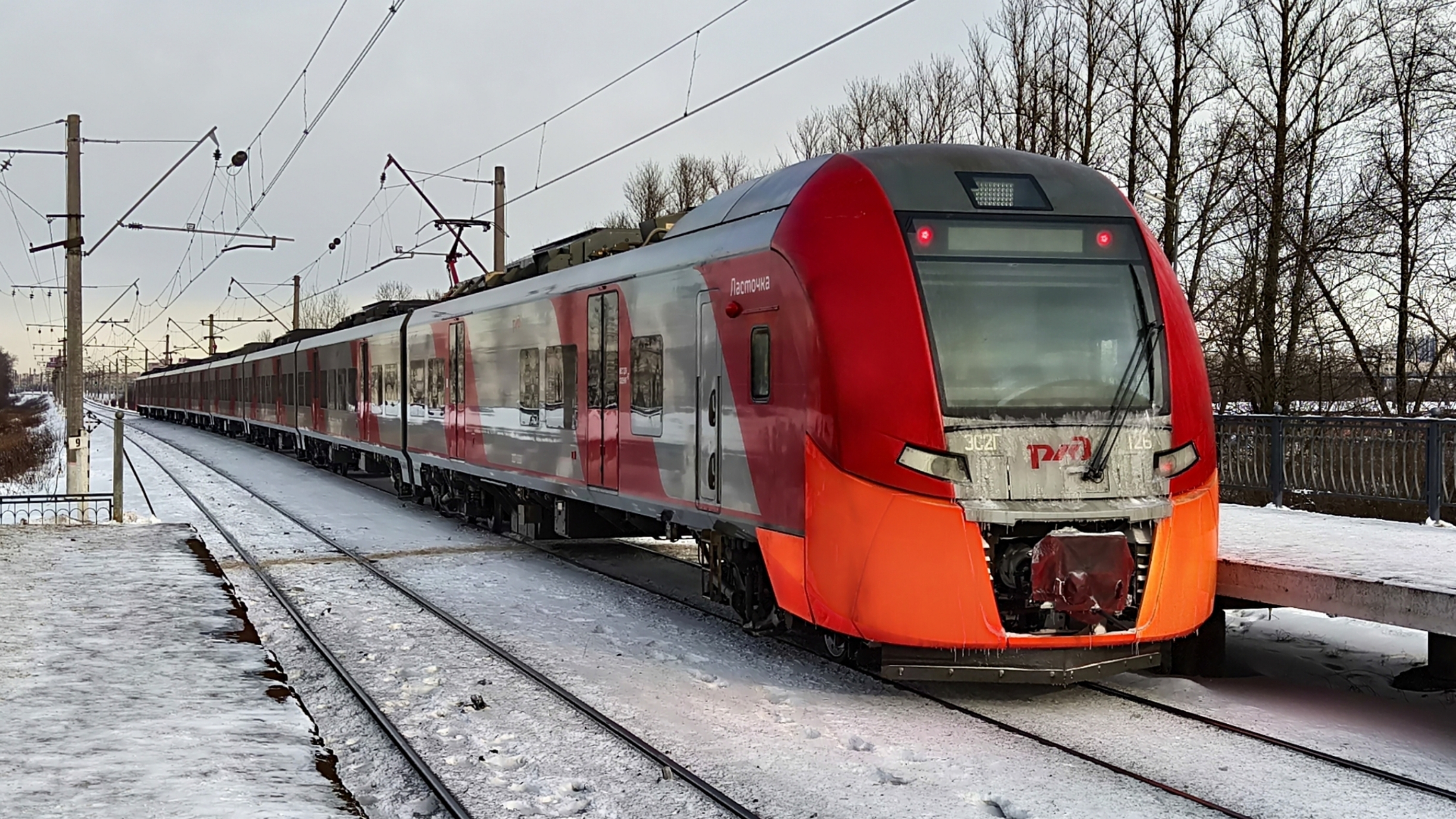 ЭС2Г 126 "Ласточка" сообщением Ораниенбаум - Санкт-Петербург, на платформе Дачное