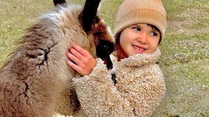 У мамы Алины День Рождения и Ангелина приехала в парк к своим любимым коту Басику и ламе Але)))