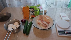 Выходной, готовлю салат с кальмарами и курочку карри