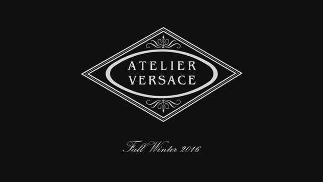 Показ женской коллекции Versace осень-зима 2016-2017