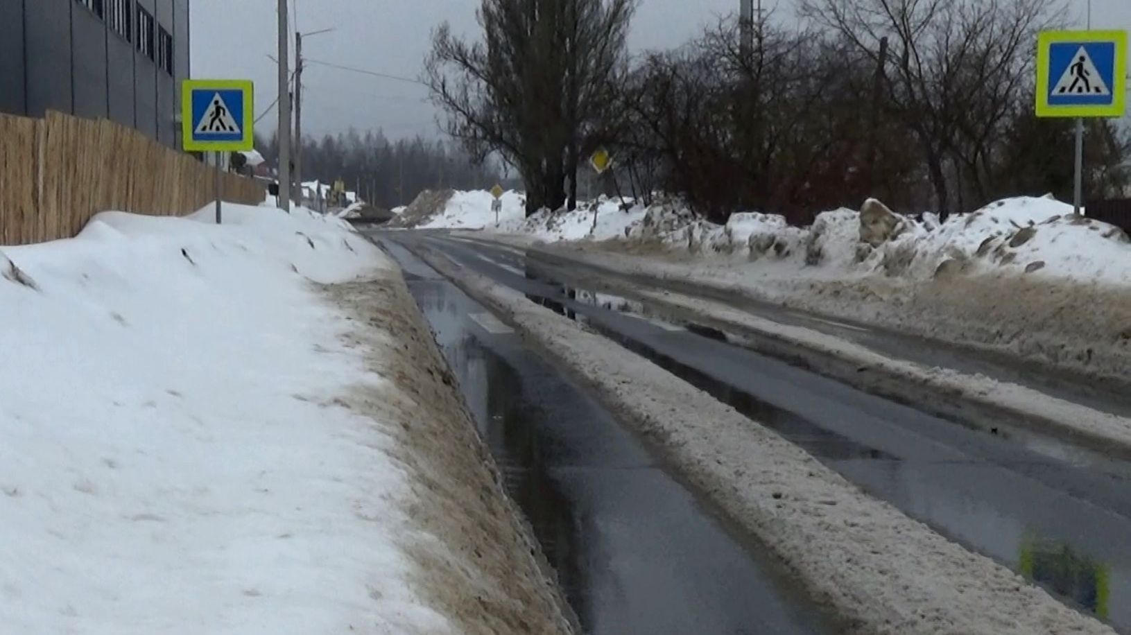 Нечищенный тротуар на улице Ефимьево в городе Вязники. Съемка 02.03.2026