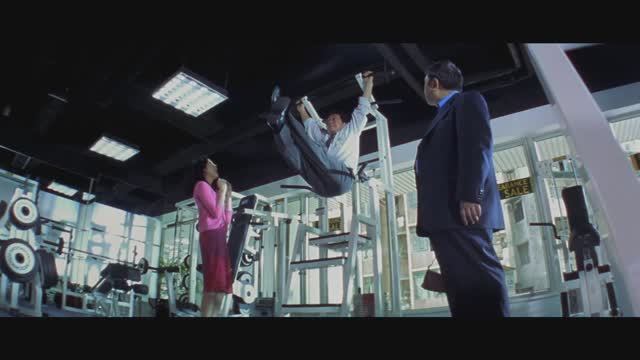 Случайный шпион: Бак показывает клиентам тренажёры в магазине