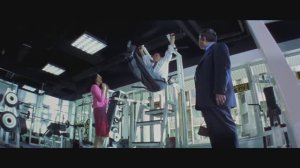 Случайный шпион: Бак показывает клиентам тренажёры в магазине