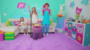 Настя помогает своей маме с домашними делами