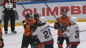 КХЛ. Амур_Нефтехимик 01032026. Селезнев провоцирует защитников.