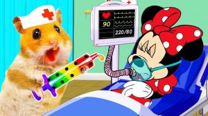 О нет, Минни заболела! Доктор Хомяк ХамХам притворяется, что проводит осмотр HamHam