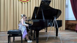 5. Неизвестный автор - «Галоп». Исполняют Герасимова Маргарита (2 класс) и Каджоян Эва (3 класс)