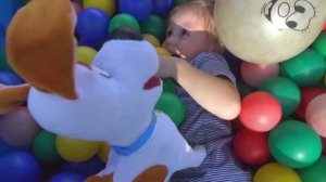 Настя и Макс ищут Хлою в парке аттракционов и на детско