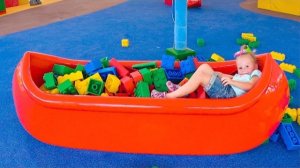 Дети едут в парк Леголенд