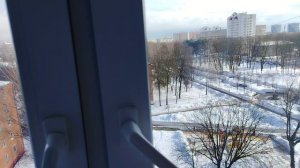 Проглядывает голубое небо.