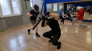 Спарринг на плоских двуручных японских мечах чанбара катана в школе кендзюцу Katana Club в феврале