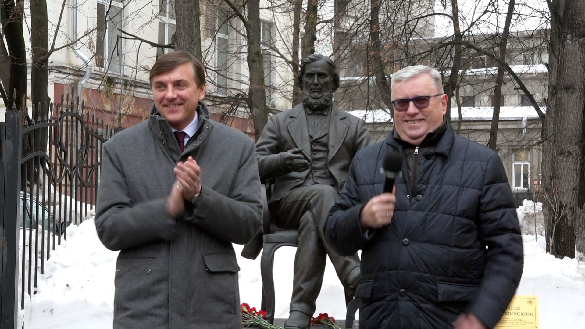Церемония возложения цветов к памятнику К.Д. Ушинскому во дворе Главного корпуса МПГУ