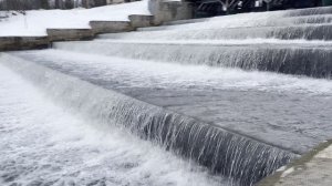 Водопад на плотине. Шум водопада.