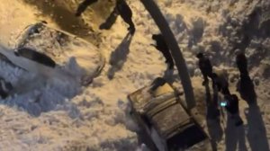 В Звенигороде глыбы льда разбили припаркованные автомобили